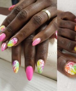 Nail Art - Fel gekleurde gelpolish nagel met stempel